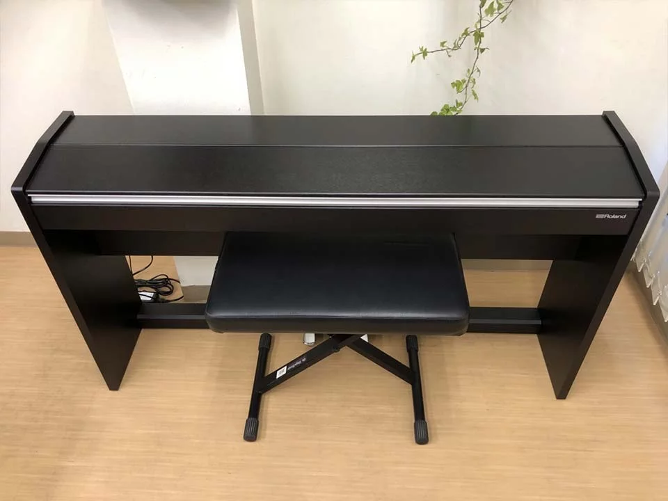 ROLAND F-140 B (USED)