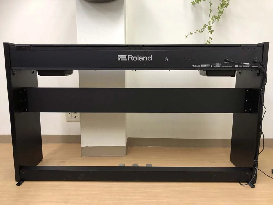 ROLAND F-140 B (USED)