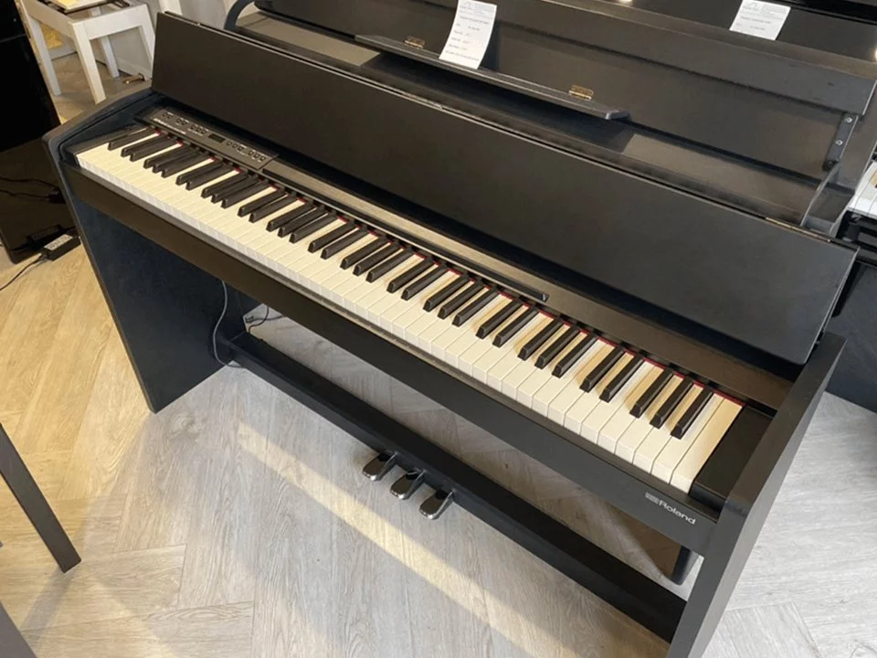 ROLAND F-140 B (USED)