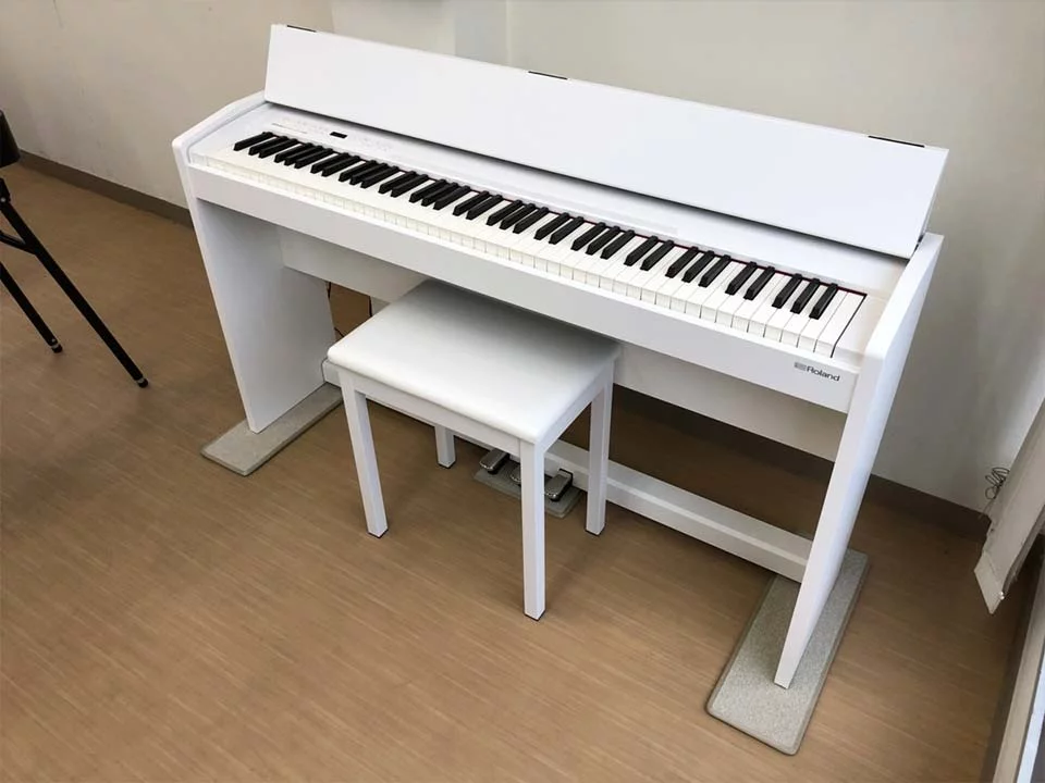 ROLAND F-140 WH (USED)