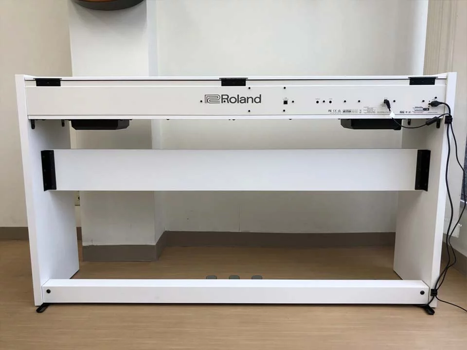 ROLAND F-140 WH (USED)