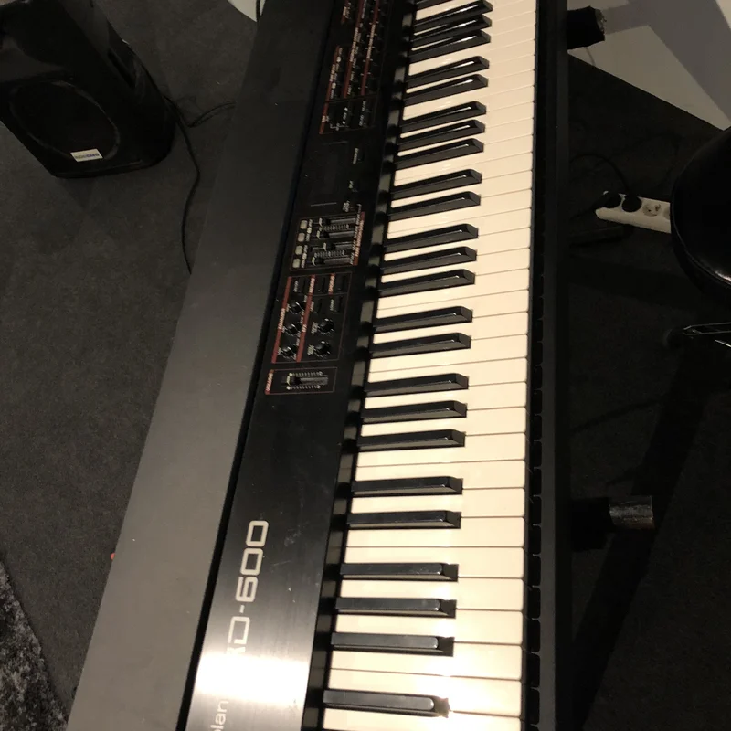 ROLAND RD-600