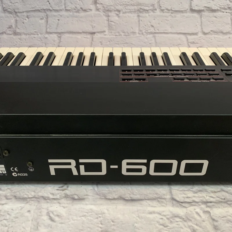 ROLAND RD-600
