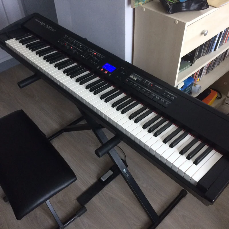 ROLAND RD-700SX