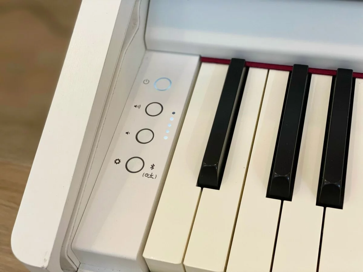 ROLAND RP-701 WH (Used)