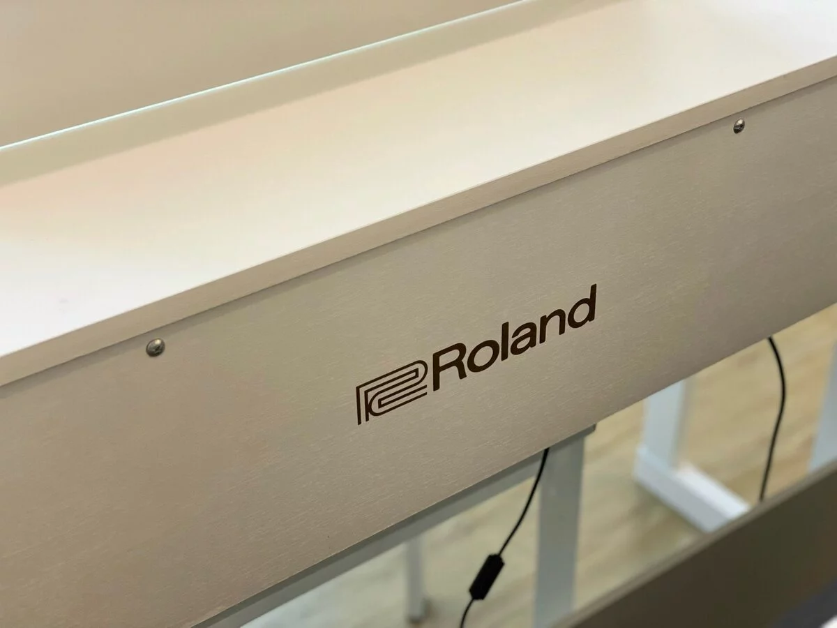 ROLAND RP-701 WH (Used)