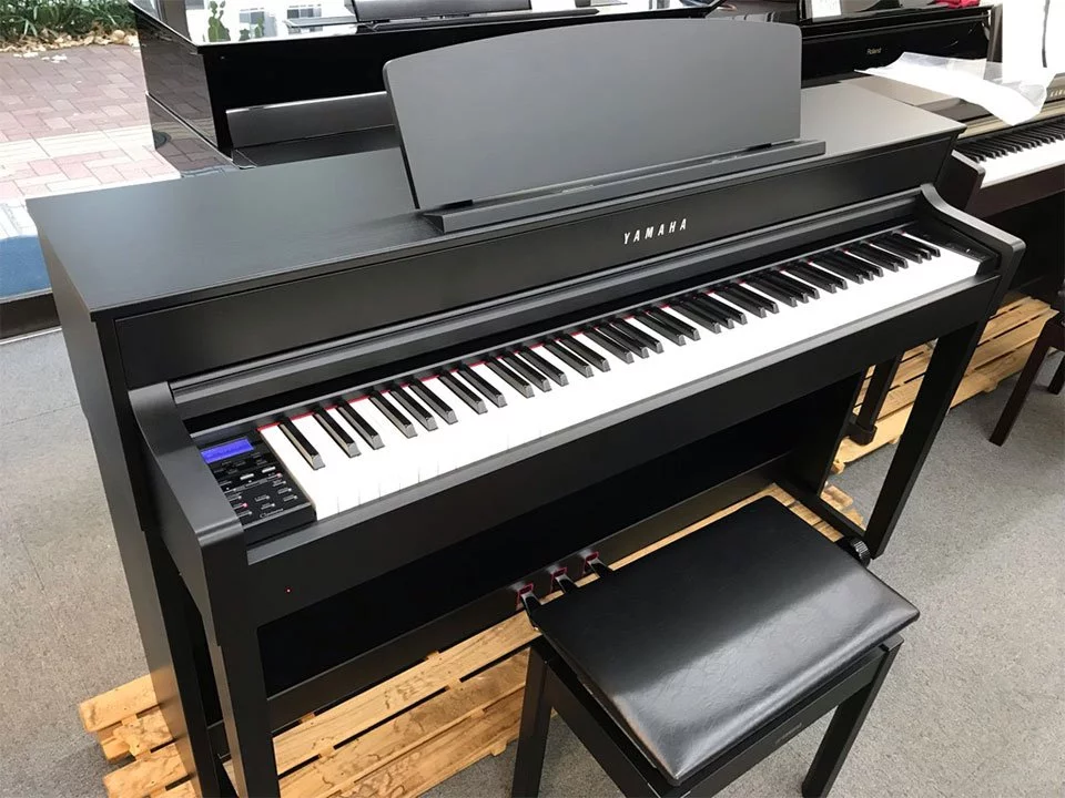 YAMAHA CLP-575 B