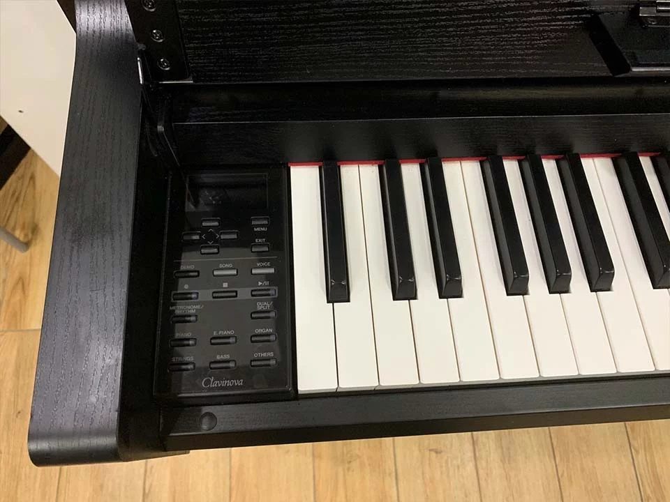 YAMAHA CLP-585 B