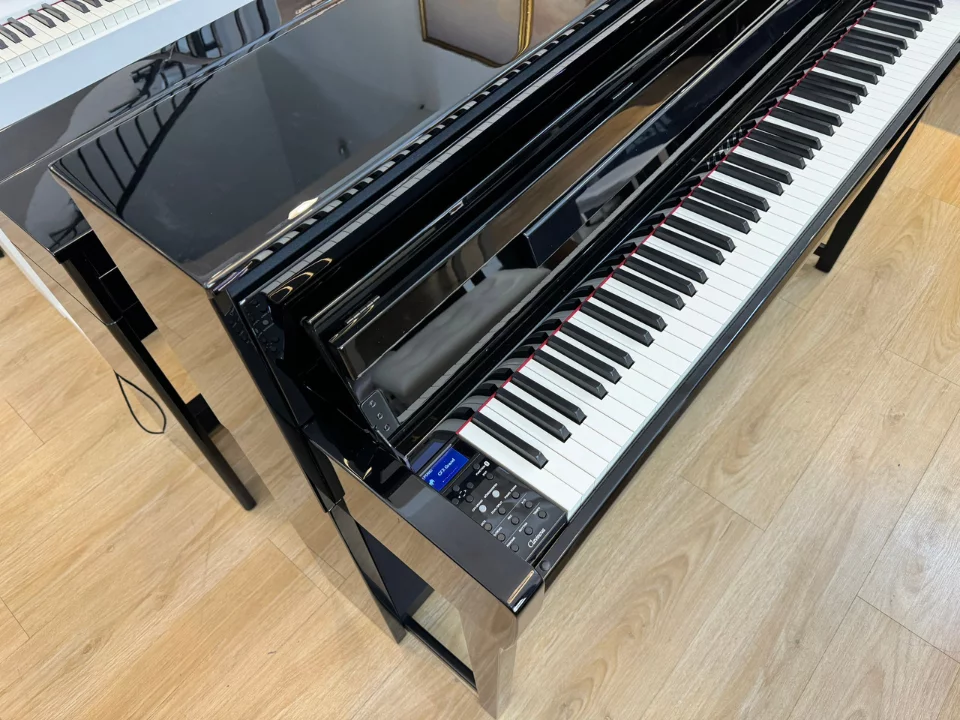 YAMAHA CLP-685 PE