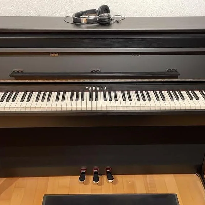 YAMAHA CLP-685 B