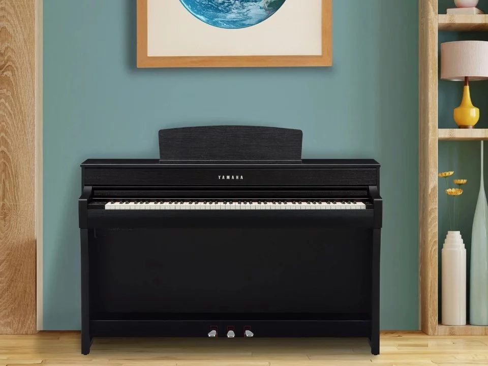 YAMAHA CLP-745 B