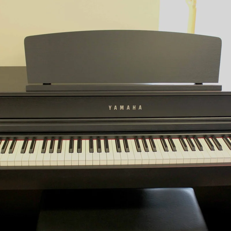 YAMAHA CLP-745 R (USED)