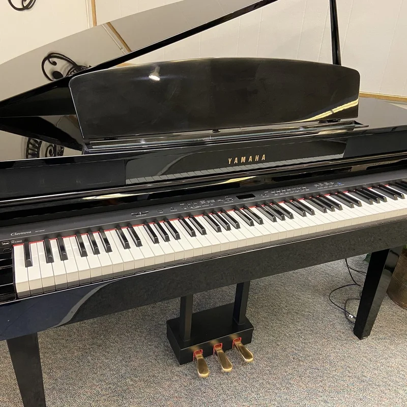 YAMAHA CLP-765GP WH (USED)