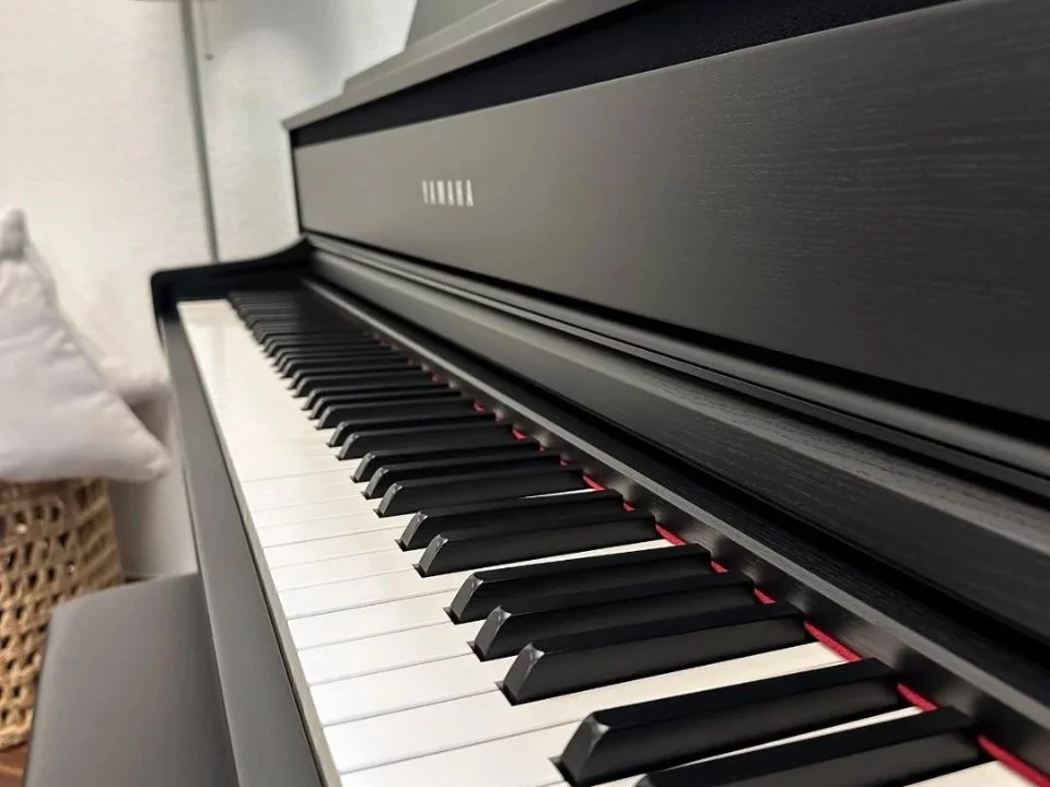 YAMAHA CLP-775 B (USED)