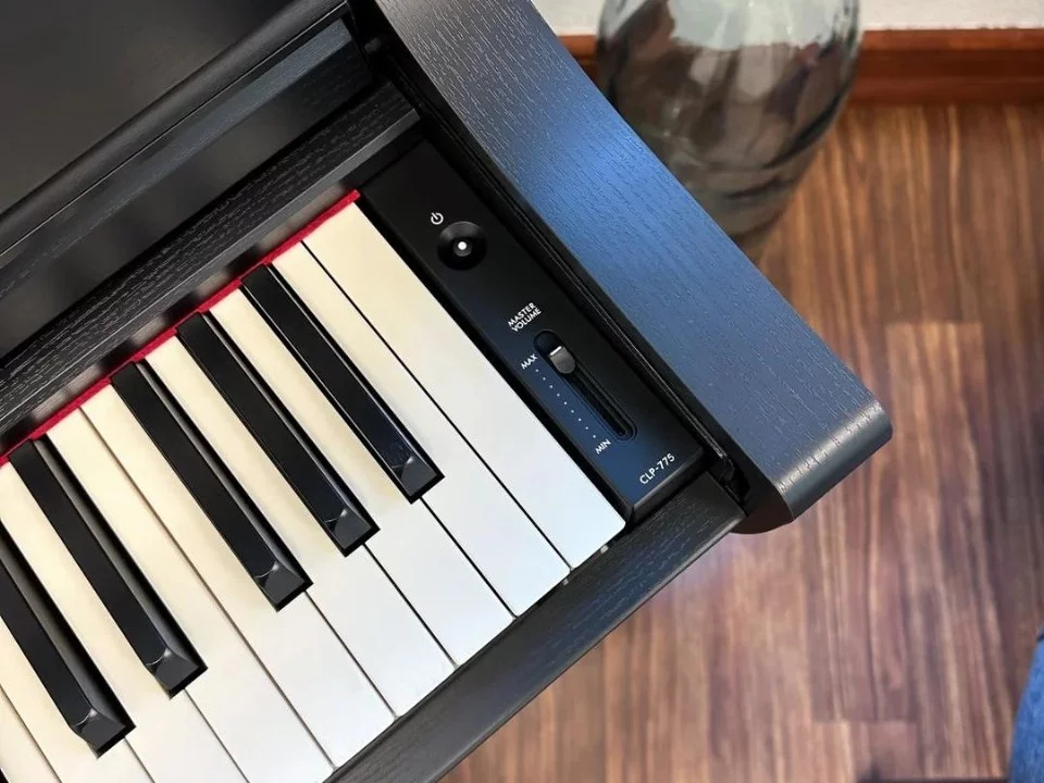 YAMAHA CLP-775 B (USED)