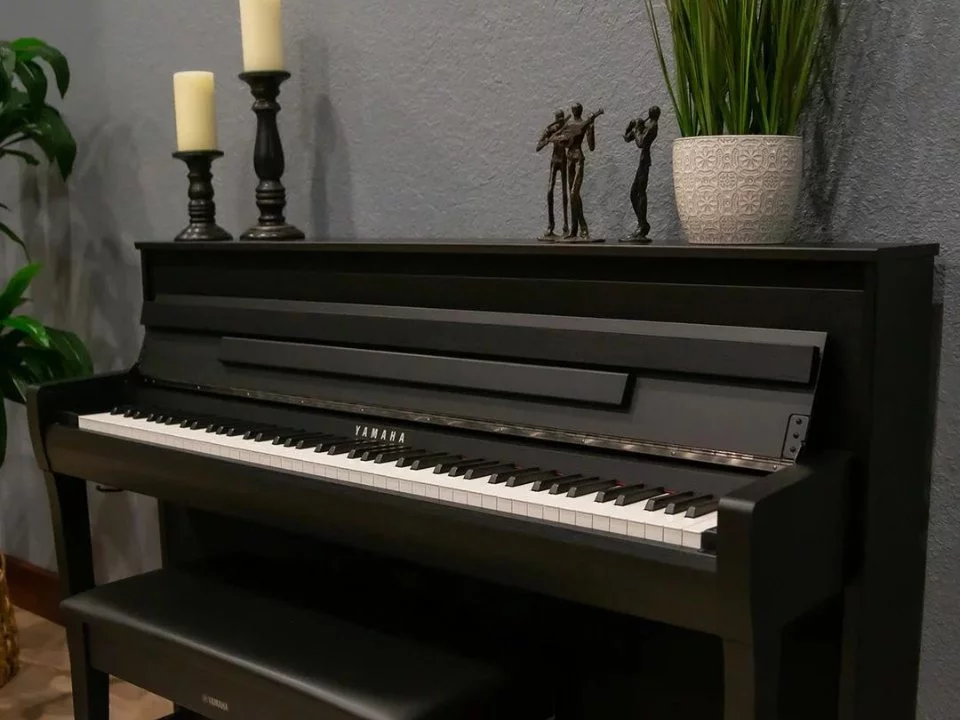 YAMAHA CLP-785 B (USED)