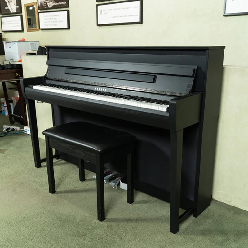 YAMAHA CLP-785 PE (USED)