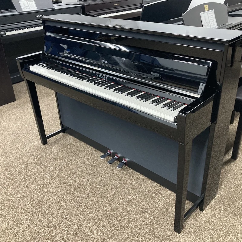 YAMAHA CLP-785 PE (USED)