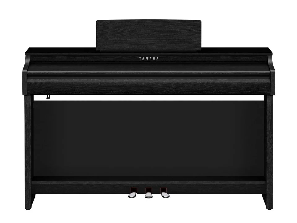 YAMAHA CLP-825 B