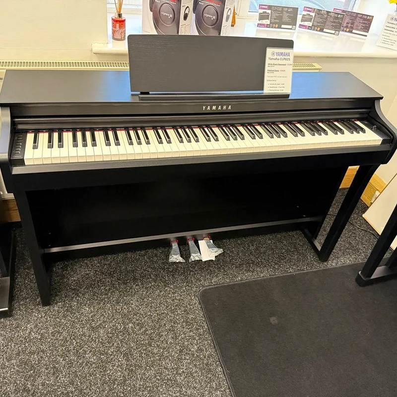 YAMAHA CLP-825 R