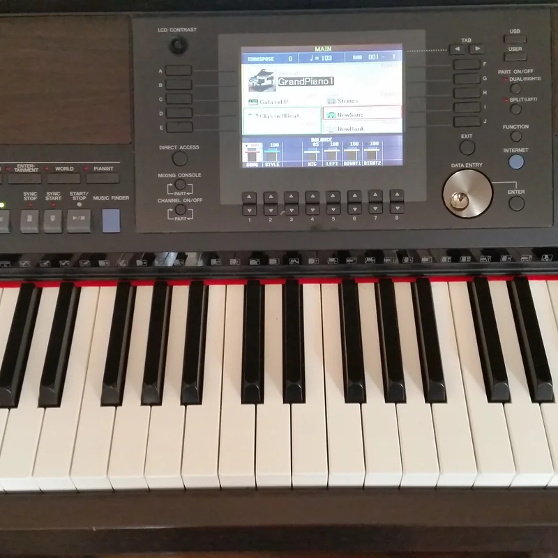 YAMAHA CVP-405 PE