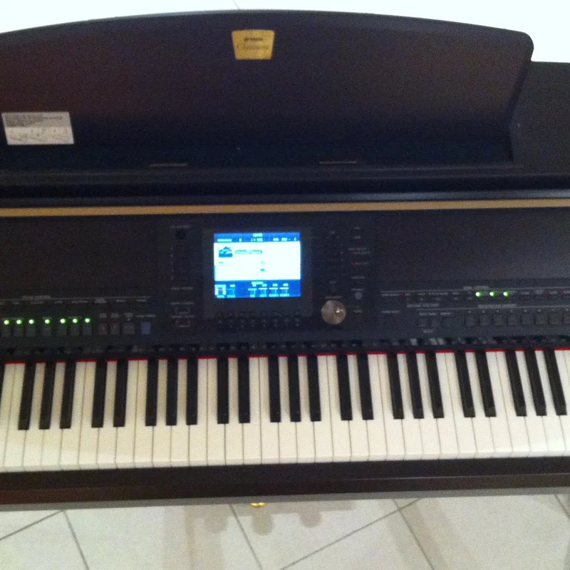 YAMAHA CVP-405 PE