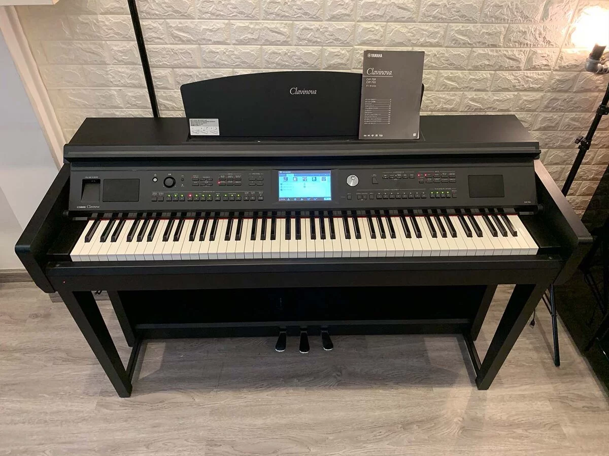 YAMAHA CVP-705 B