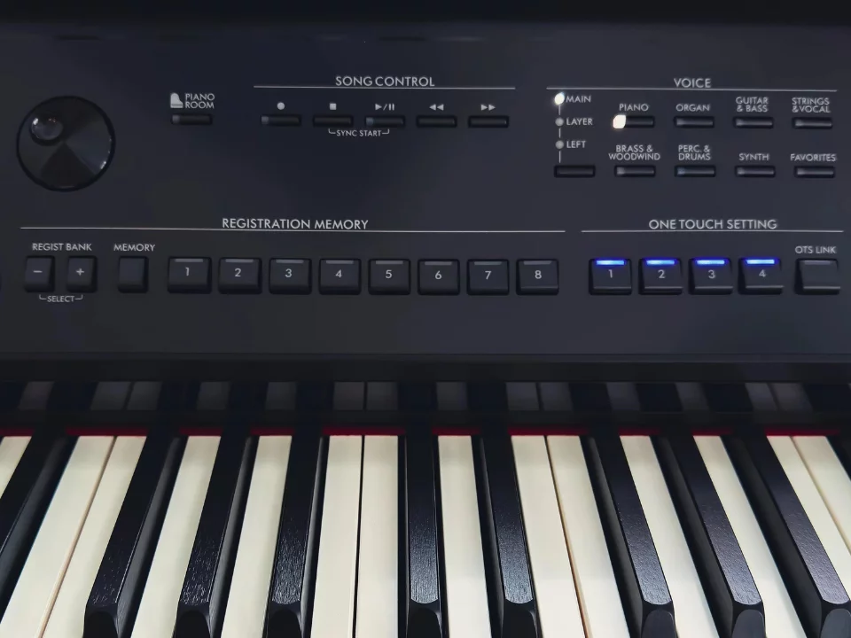 Yamaha CVP-909 B