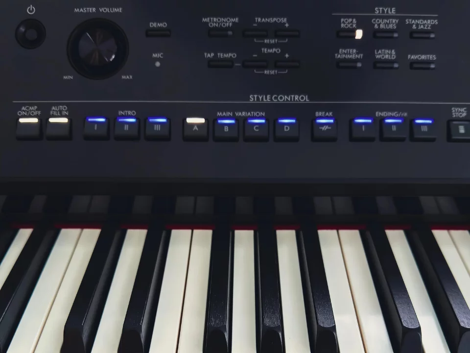 Yamaha CVP-909 B