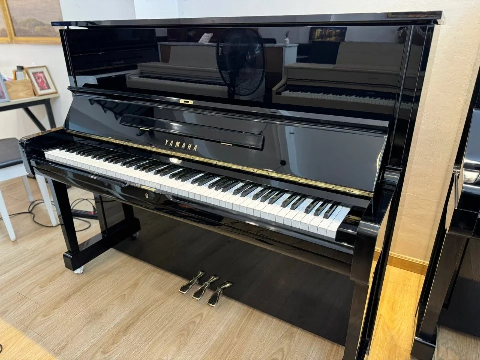 YAMAHA U1A