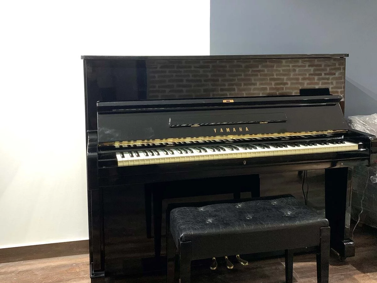 YAMAHA U1E