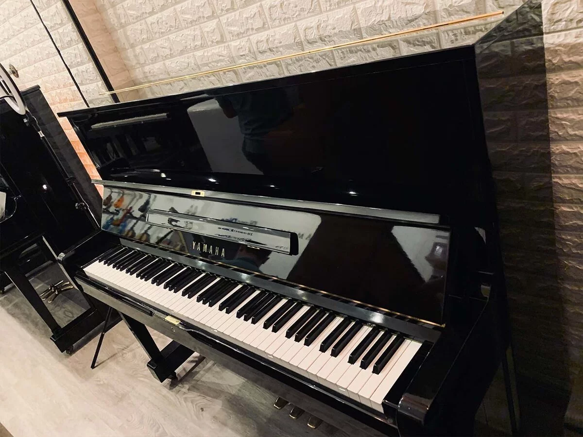 YAMAHA U1G