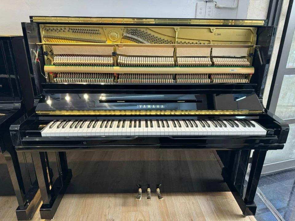 YAMAHA U300
