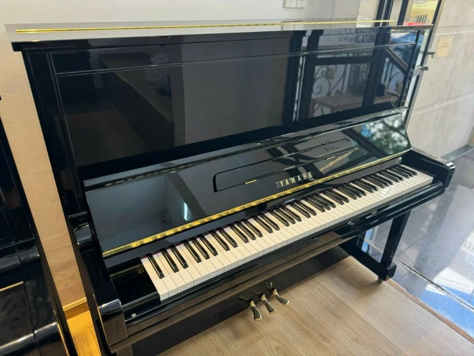 YAMAHA U300