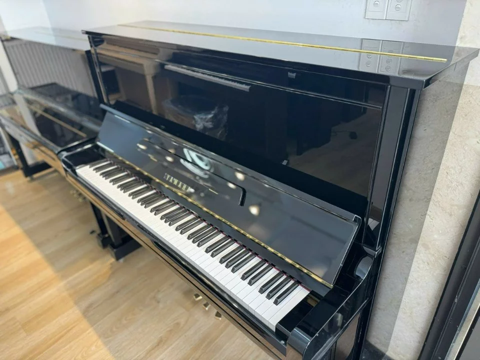 YAMAHA U300
