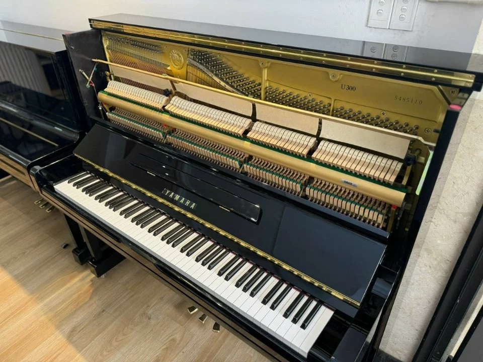 YAMAHA U300
