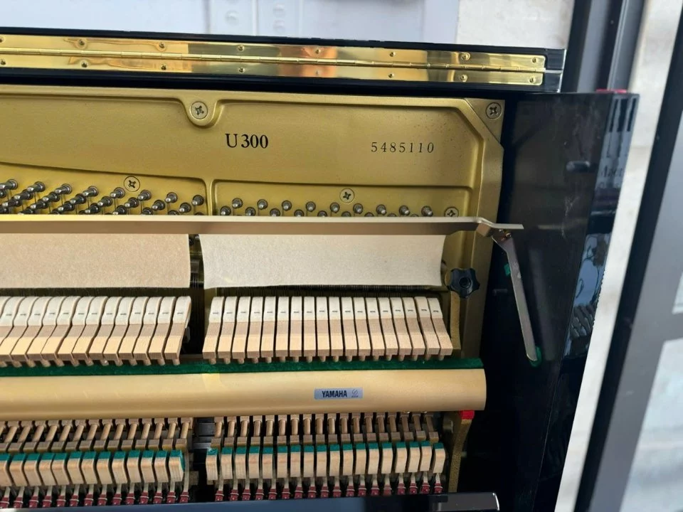 YAMAHA U300