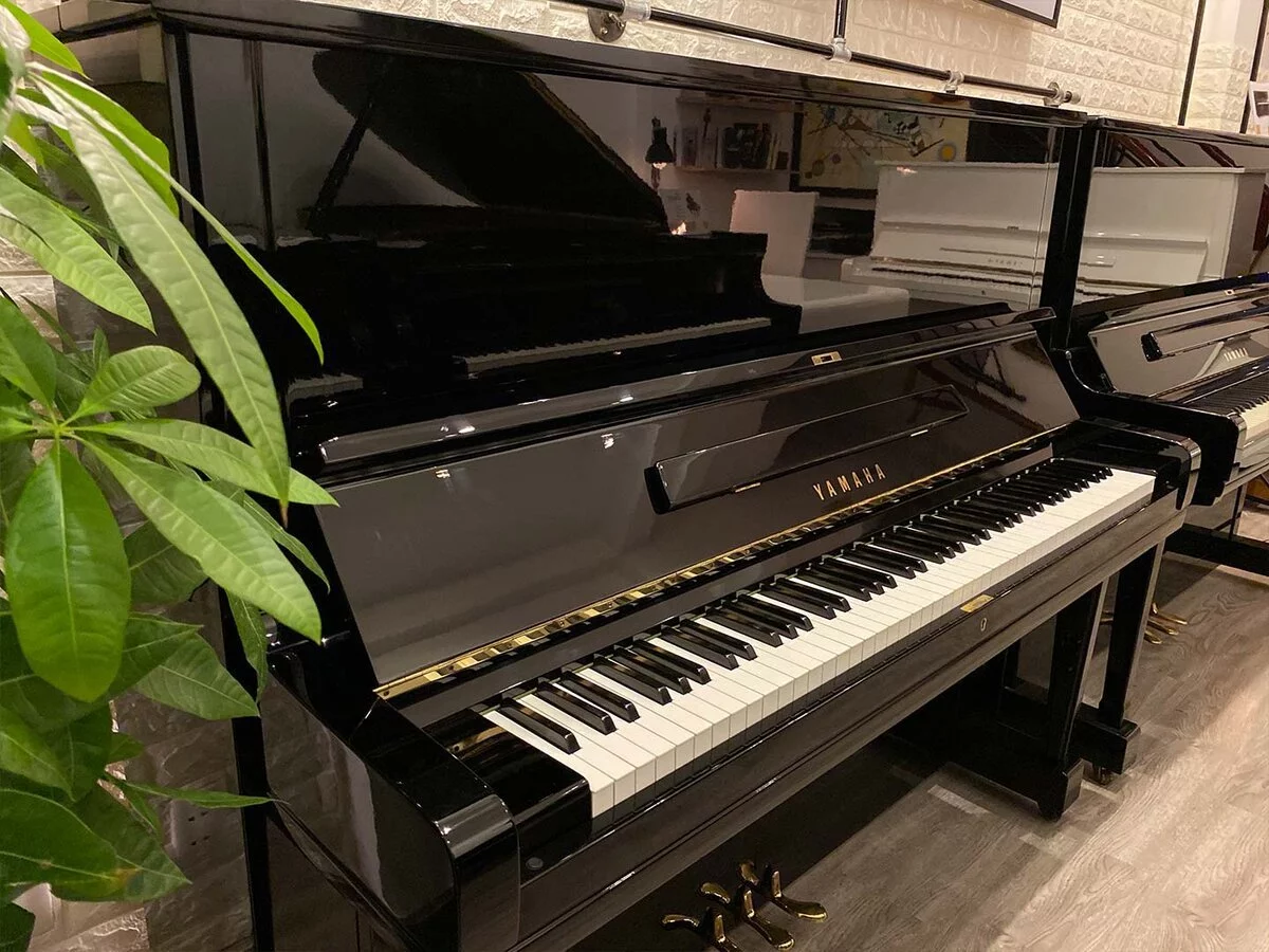 YAMAHA U3E