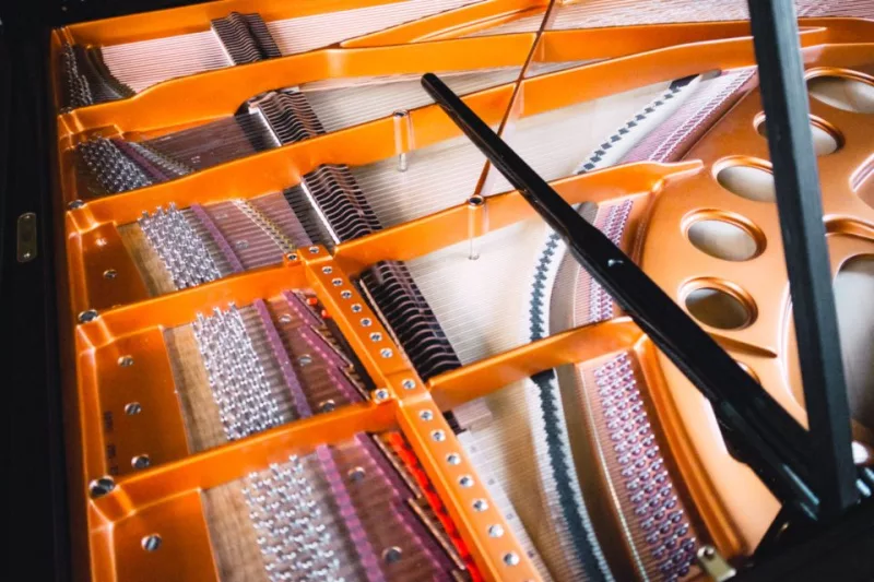 Bí Ẩn Cao Độ Piano Thất Thường: Khi Nhiệt Độ & Độ Ẩm "Đùa Giỡn" Với Giọng Hát Câ