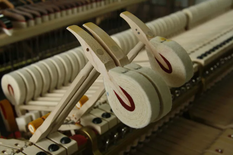 Piano Có Cần Chống Ẩm Không? Giải Mã "Kẻ Thù Vô Hình" Gây Hư Hại & Giải Pháp Bảo Vệ "Trái Tim" Âm Nhạc Của Bạn