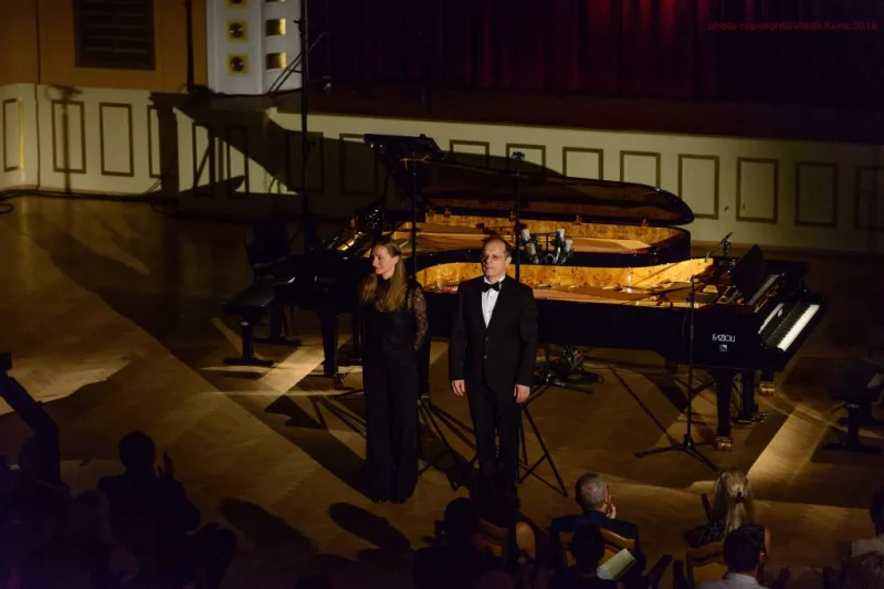 Biểu cảm mê hoặc: Giải mã nghệ thuật dùng pedal trong Chopin Nocturne để chạm đế