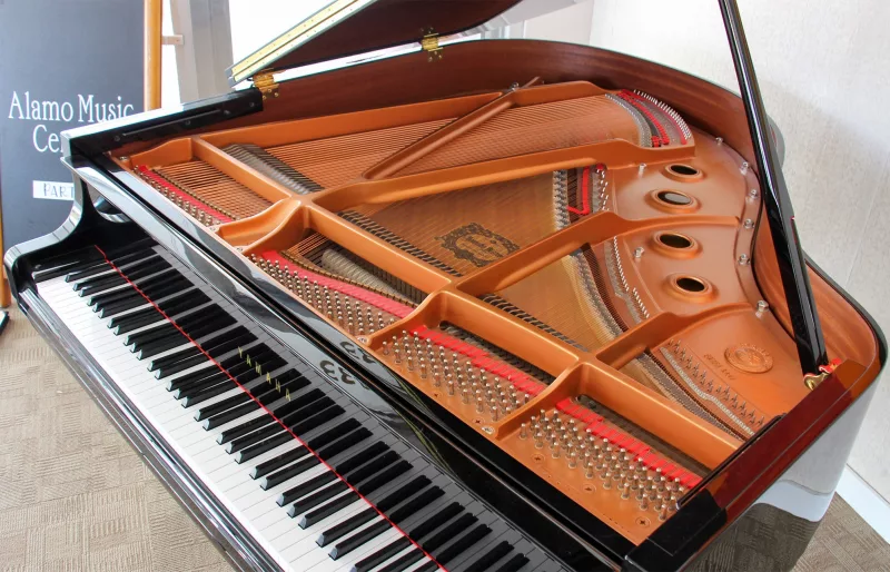 Nắp đàn piano: Không chỉ là "chiếc mũ" - Giải mã ảnh hưởng của thiết kế đến âm thanh và trải nghiệm chơi