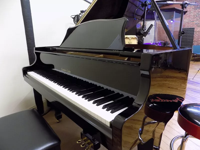 Organ và Piano: Hai “Vương Quốc” Âm Nhạc Đối Lập – Giải Mã Khác Biệt Từ Cấu Tạo Đến Cảm Nhận Phím Đàn