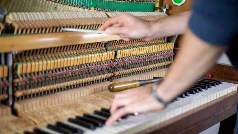 Vệ Sinh Dây Piano "Tưởng Không Cần Mà Cần Không Tưởng": Bí Kíp Duy Trì Âm Thanh Trong Trẻo & Tuổi Thọ Bền Bỉ