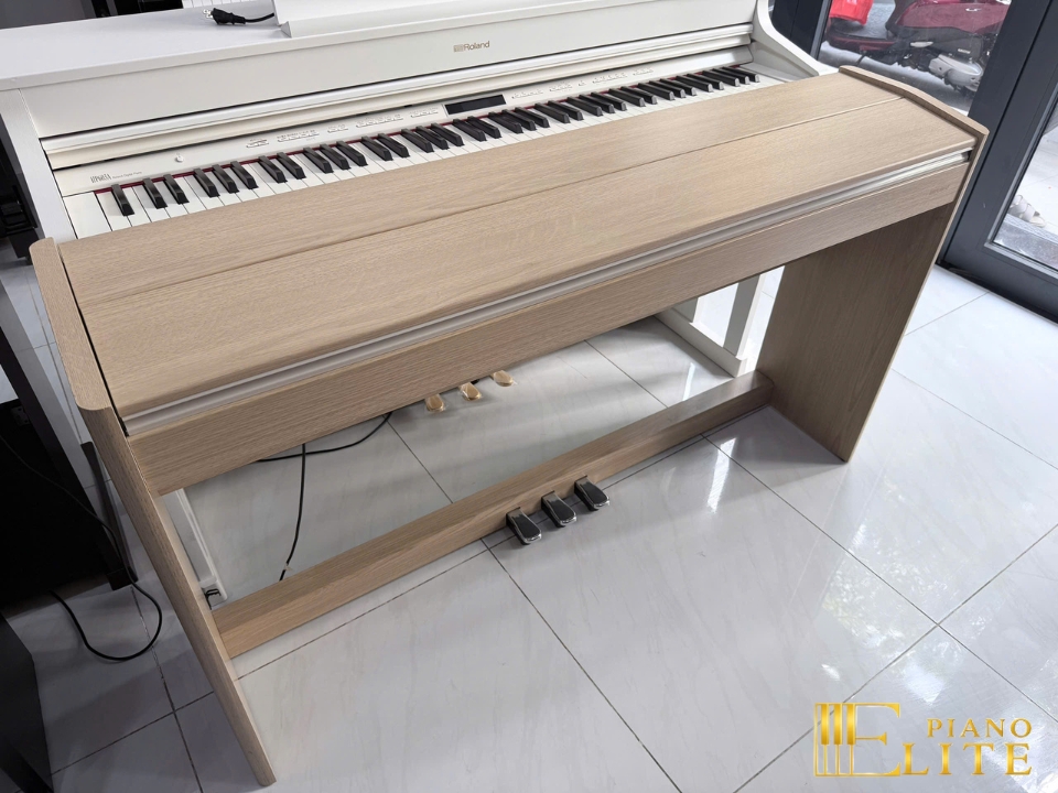 ROLAND F701 LA (USED)