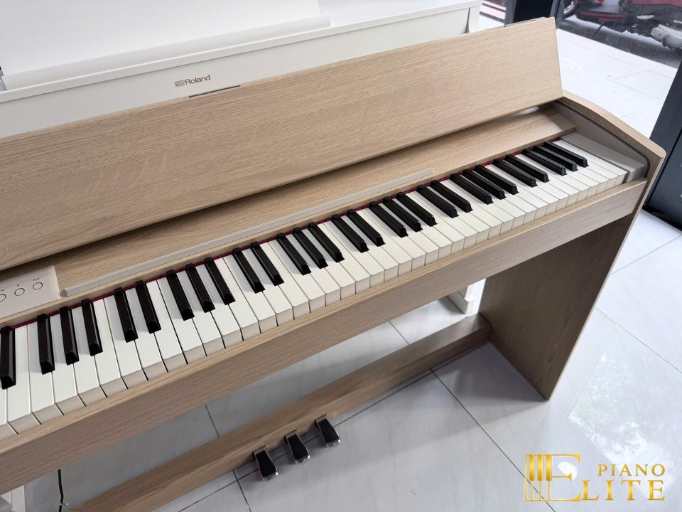 ROLAND F701 LA (USED)