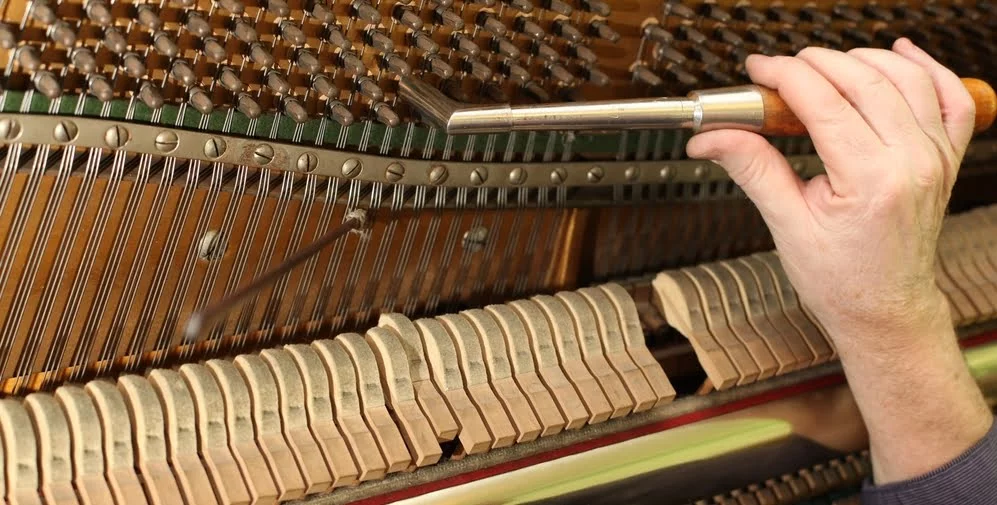 Kỹ thuật viên lên dây piano tại nhà khách hàng