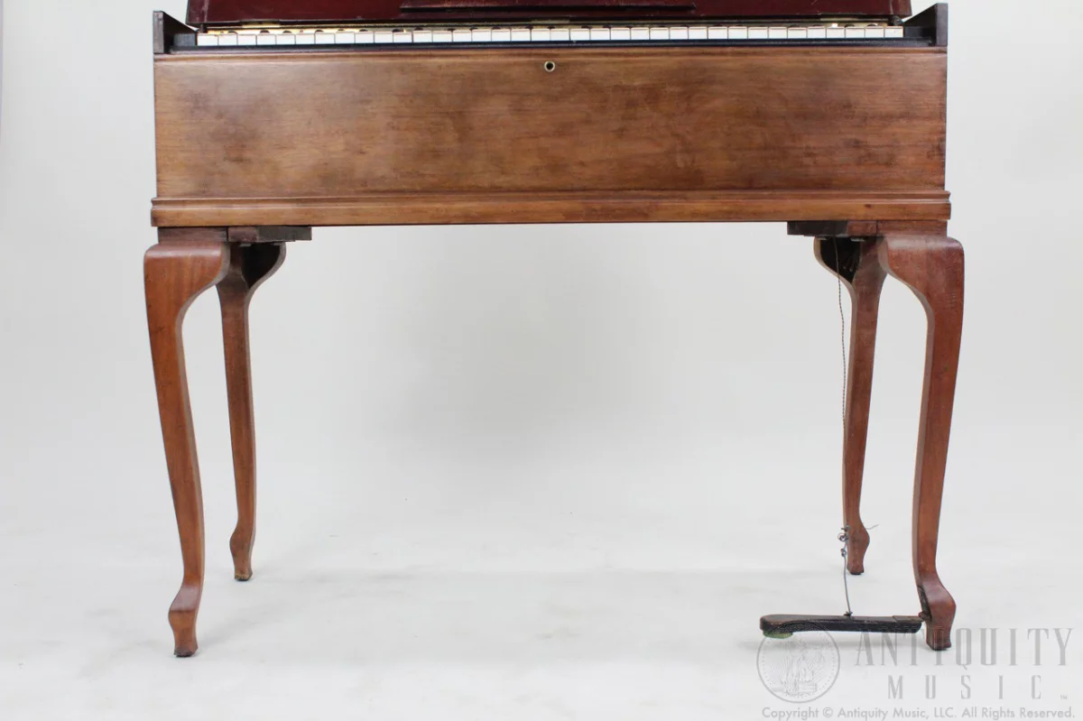 Chi tiết dây đàn piano và chốt lên dây