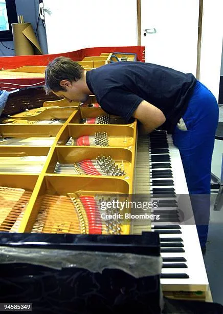 Kỹ thuật viên sửa chữa piano