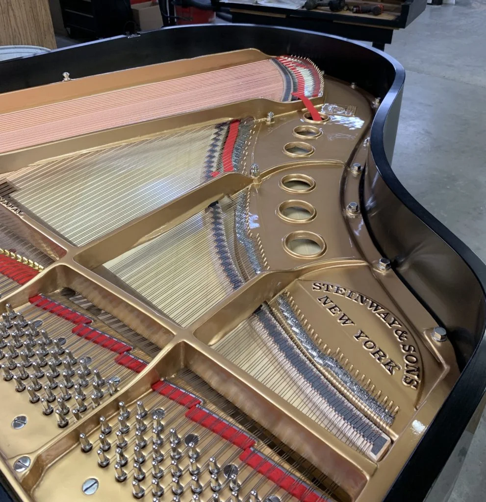 Bảng cộng hưởng bằng gỗ vân sam bên trong đàn grand piano